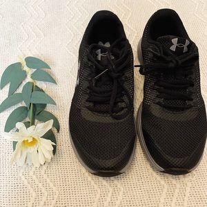 UNDERARMOR TENNIS SHOES